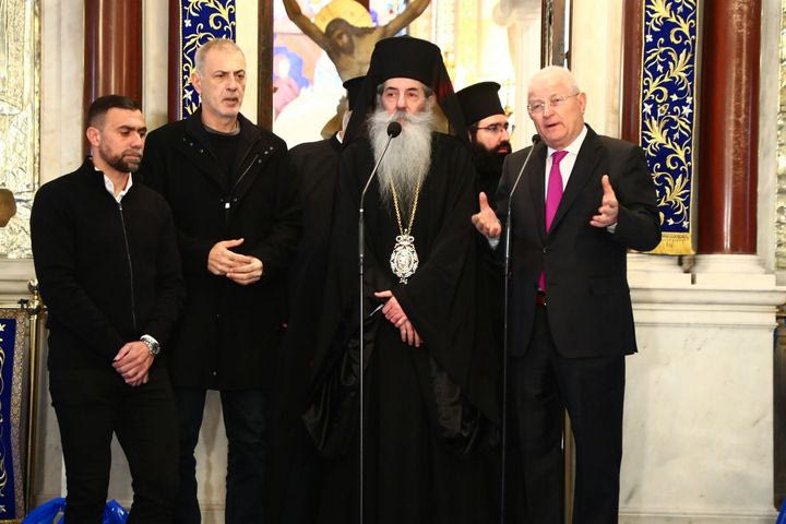 Ολυμπιακός: Γεύματα αγάπης στην Ιερά Μητρόπολη Πειραιά από τον Βαγγέλη Μαρινάκη και τους ερυθρόλευκους