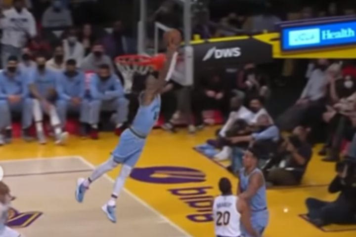 NBA: Ο Μοράντ “έσβησε τα φώτα” στον Μπράντλι με τρομερό άλμα