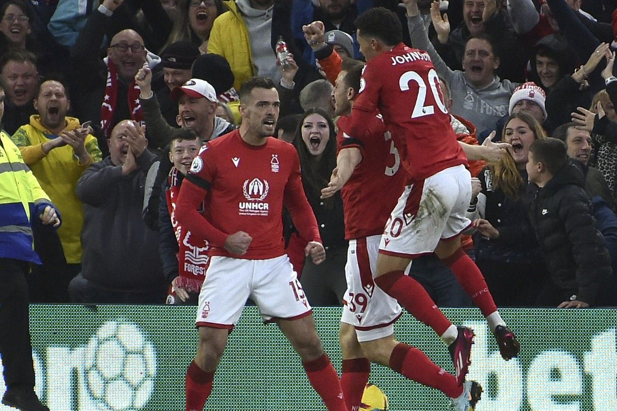 Οι παίκτες της Νότιγχαμ πανηγυρίζουν το γκολ του Γουντ