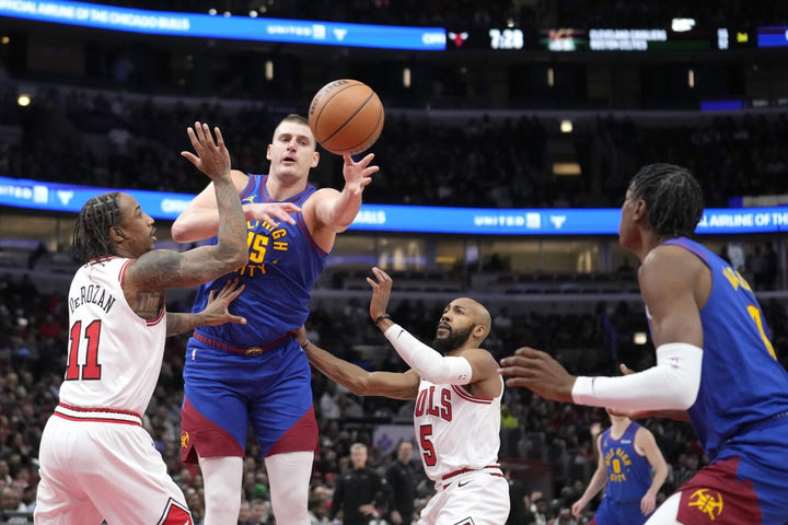 NBA: Οι Νάγκετς άντεξαν μετά την αποβολή του Γιόκιτς και κέρδισαν τους Μπουλς