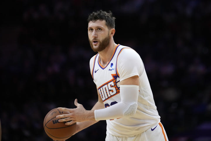 NBA: Οι Σανς έβγαλαν στο σφυρί τον Νούρκιτς