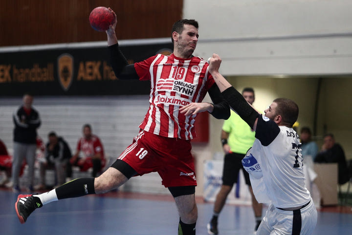 ΑΣΕ Δούκα – Ολυμπιακός 22-32: Ξανάπιασε στην κορυφή την ΑΕΚ