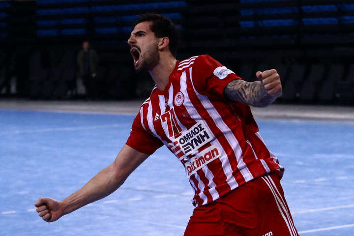 ΑΕΚ – Ολυμπιακός 23-27: Ερυθρόλευκο το ντέρμπι και η κορυφή μετά από ματς γεμάτο ένταση