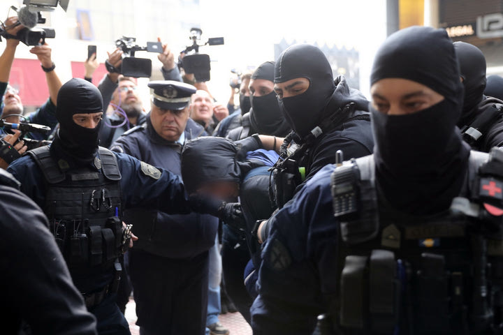 Πατέρας 18χρονου: “Μας πήραν και μας απείλησαν, να μην είναι το θύμα μόνο ο γιος μου”