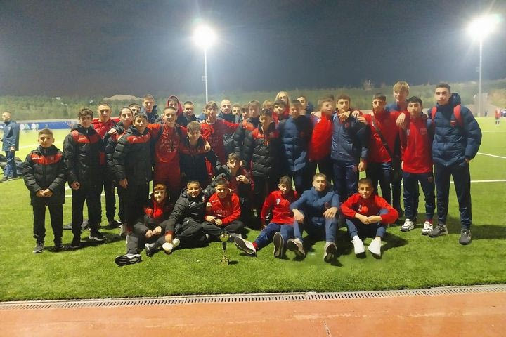 Μάθημα ζωής από τους παίκτες της Κ15 του Πανιώνιου: Έδωσαν  τα μετάλλια τους στους ηττημένους