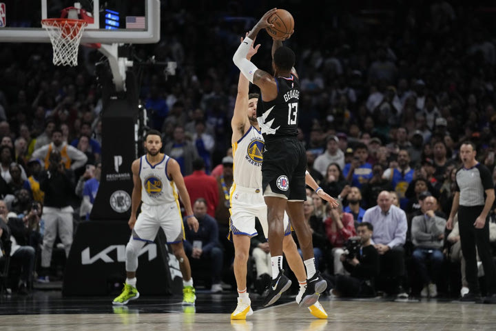 NBA: Ο Πολ Τζορτζ εκτέλεσε τους Γουόριορς στα 9”, ολοκληρώνοντας την ανατροπή 22 πόντων των Κλίπερς