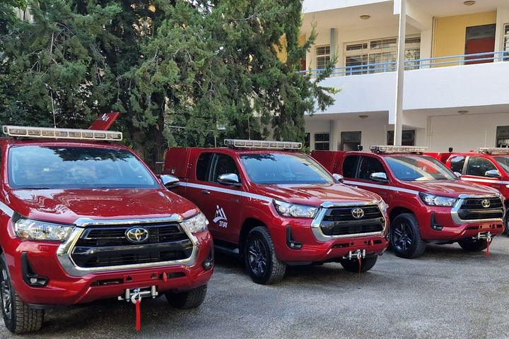 Ο Όμιλος Σαρακάκη παρέδωσε 15 πυροσβεστικά Toyota Hilux για τον Υμηττό