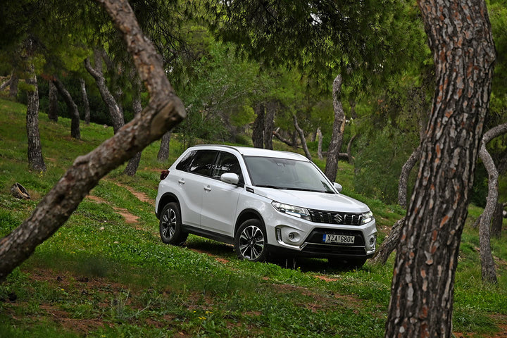 Διπλή δοκιμή του διαχρονικού SUV Suzuki Vitara στην πλήρως υβριδική του γενιά