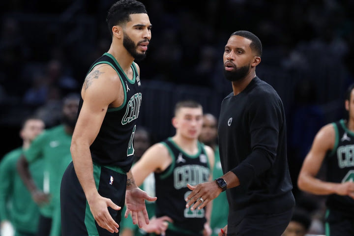 NBA: Οι Σέλτικς ζορίστηκαν να κερδίσουν τους -χωρίς Εμπίντ και Μάξι- Σίξερς μετά την αποβολή του Τέιτουμ