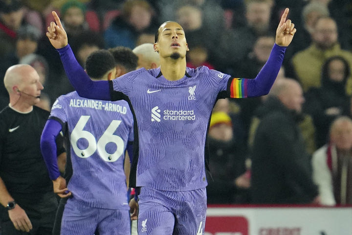 Σέφιλντ – Λίβερπουλ 0-2: Συνεχίζει απτόητη το κυνήγι της Άρσεναλ