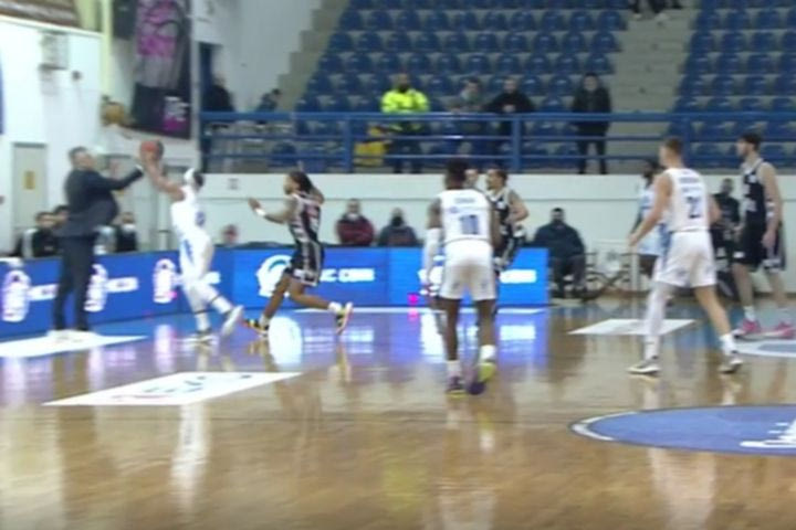 Η αποβολή του Βετούλα επειδή έπιασε “ζωντανή μπάλα”