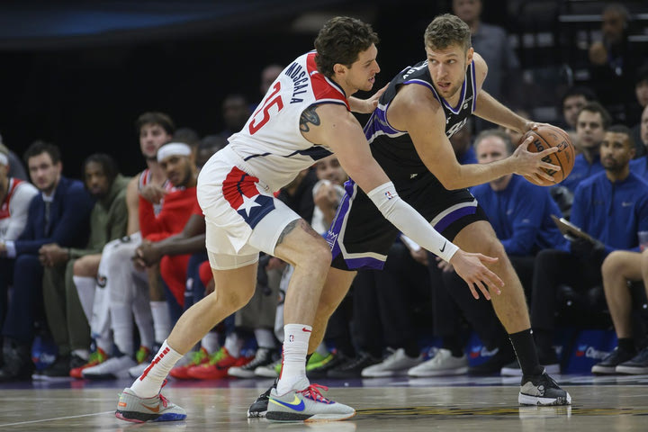 NBA, Κινγκς – Γουίζαρντς 143-131: Άνετα το Σακραμέντο με “τριπλό” Σαμπόνις, άγγιξε το double-double ο Βεζένκοβ