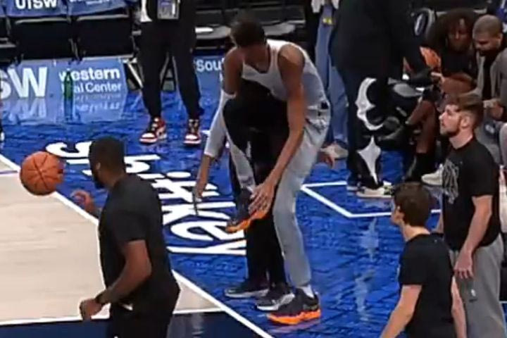 NBA: Ο Γουεμπανιαμά γύρισε τον αστράγαλό του πατώντας πάνω σε υπάλληλο των Μάβερικς κατά τη διάρκεια της προθέρμανσης