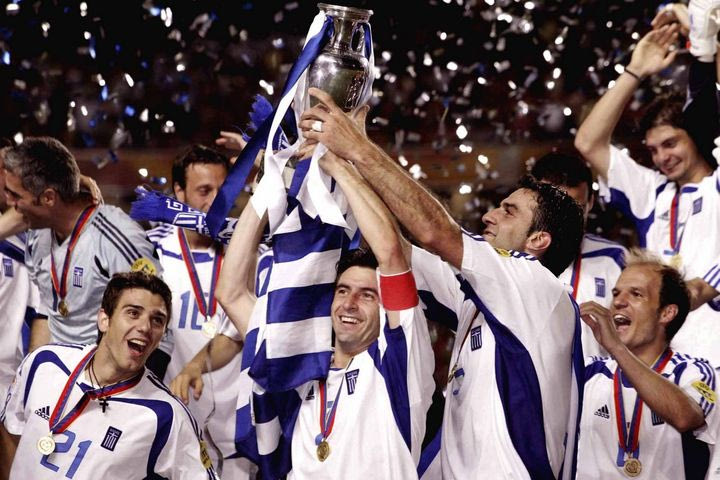 EURO 2004: Το τρόπαιο ταξιδεύει σε όλη την Ελλάδα με την διοργάνωση του Trophy Tour από ΟΠΑΠ και ΕΠΟ