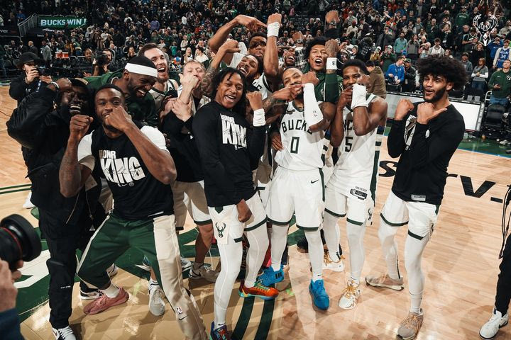 Dame Time: Η iconic φωτογραφία με τον Γιάννη, τον Θανάση και όλους τους παίκτες των Μιλγουόκι Μπακς να δείχνουν το ρολόι