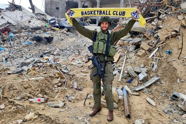 Το tweet της Μακάμπι Τελ Αβίβ με τον Ισραηλινό στρατιώτη στα χαλάσματα της Γάζας που προκάλεσε αντιδράσεις