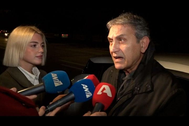 Ο Γιώργος Νταλάρας και ο σεξισμούλης του κούνησαν το δάχτυλό στα «κοτόπουλα» της δημοσιογραφίας