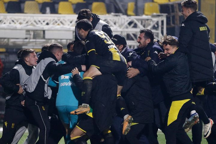 Άρης – ΑΕΚ: Οι πανηγυρισμοί παικτών και Καρυπίδη μετά τη σπουδαία πρόκριση
