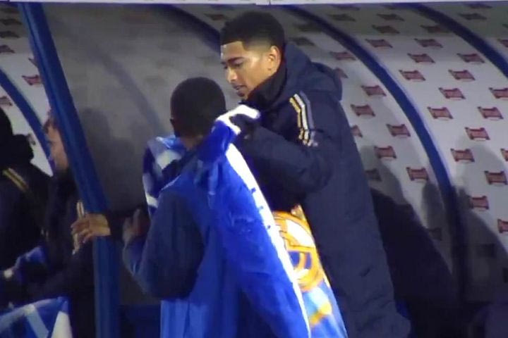 Ρεάλ: Ο Μπέλιγχαμ έδωσε την κουβέρτα του στο ball boy επειδή κρύωνε