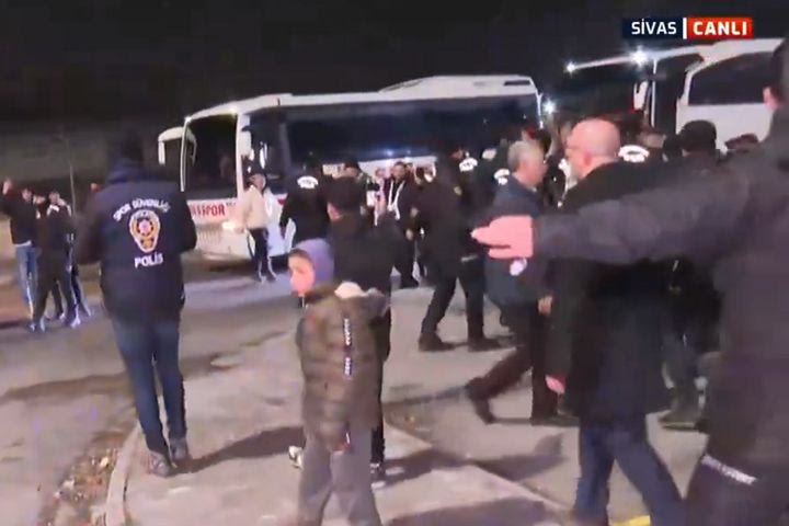 Οπαδοί της Μπεσίκτας έκαναν “ντου” στο πούλμαν, παρακολουθούσε αποσβολωμένος ο Σάντος