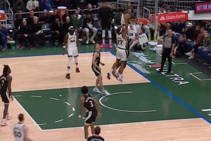 NBA, Θανάσης Αντετοκούνμπο: Απίστευτη τάπα σε προσπάθεια για κάρφωμα του Στίβενς και έξαλλος πανηγυρισμός