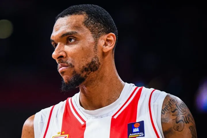 Ο Τζοέλ Μπόλομποϊ έμεινε άποντος στο πρώτο του παιχνίδι με τον Ερυθρό Αστέρα μετά από 10 μήνες