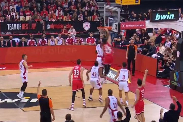 Ολυμπιακός – Αρμάνι: Το follow κάρφωμα του Πίτερς άφησε Παπανικολάου και Σίκμα με το στόμα ανοιχτό