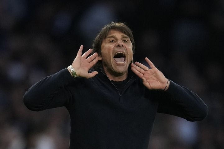 Νάπολι: Ο Κόντε απάντησε μέσω ντρίμπλας στα σενάρια για επιστροφή του στην Γιουβέντους