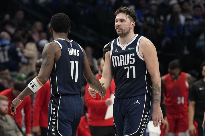 NBA: Οι Μάβερικς λύγισαν με 109-99 τους Γουόριορς, αγωνία για Ντόντσιτς που αποχώρησε τραυματίας
