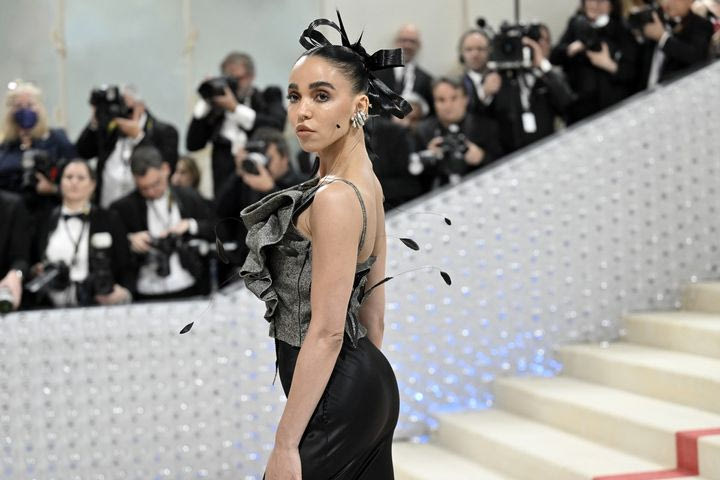 Τα καλογυμνασμένα γυμνά οπίσθια της FKA twigs έφαγαν ban κι έγιναν η καλύτερη καμπάνια Calvin Klein
