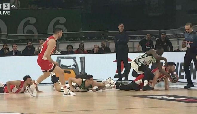 Οι αλλεπάλληλες μονομαχίες των παικτών στο παρκέ