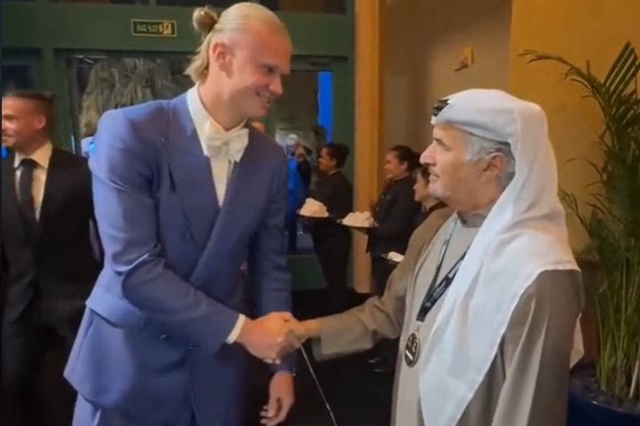Χάλαντ: Το απαράμιλλο στιλ του Νορβηγού επιθετικού στα βραβεία Globe Soccer στο Ντουμπάι