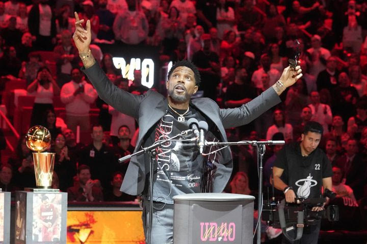 NBA: Οι Χιτ απέσυραν την φανέλα του Χάσλεμ μέσα σε αποθέωση