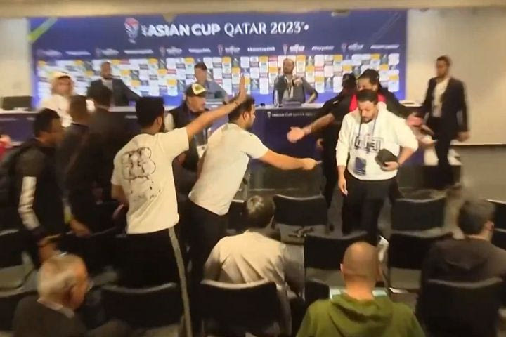 Ιρακινοί δημοσιογράφοι επιτέθηκαν στον προπονητή στη συνέντευξη Τύπου μετά τον αποκλεισμό στο Ασιατικό Κύπελλο