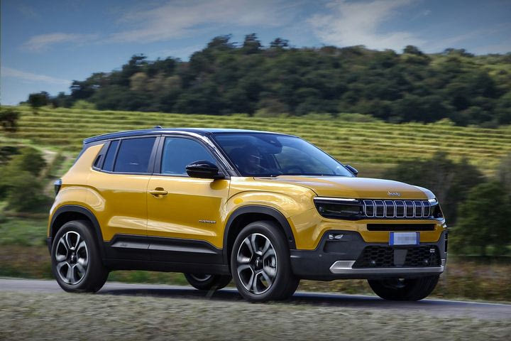 Το μικρό SUV Jeep Avenger περιμένει στο βουνό τους φίλους του που θέλουν να το δοκιμάσουν