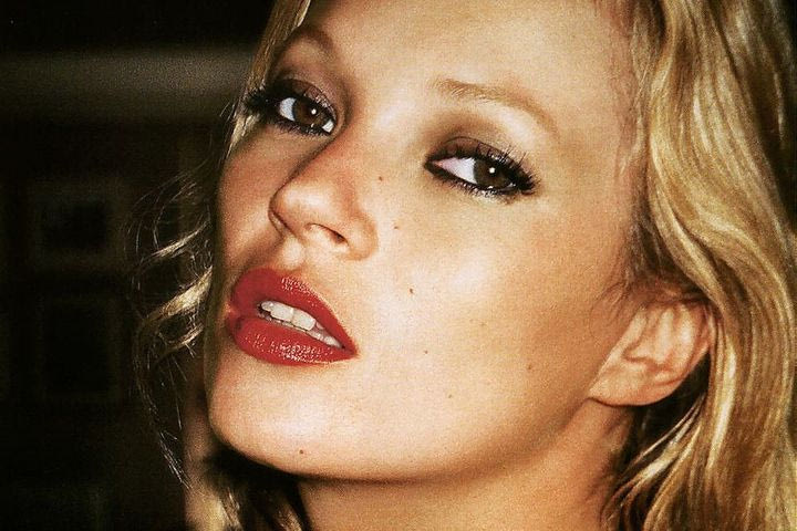 Τι 30, τι 40, τι 50; Η Kate Moss αποδεικνύει ότι το στιλ δεν έχει ηλικία, με το μαύρο ημιδιάφανο φόρεμά της