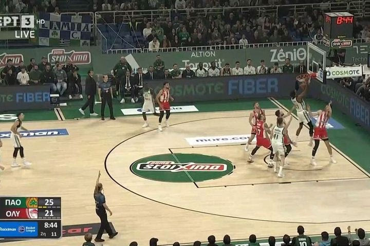 Το φόλοου κάρφωμα του Κώστα Αντετοκούμπο μπροστά σε Πίτερς και Πετρούσεβ