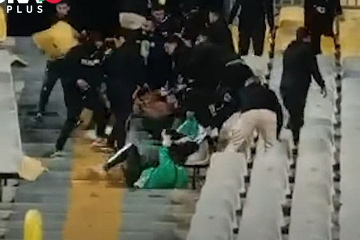 Άγριο ξύλο και μάχη με καρέκλες σε αγώνα στην Αίγυπτο