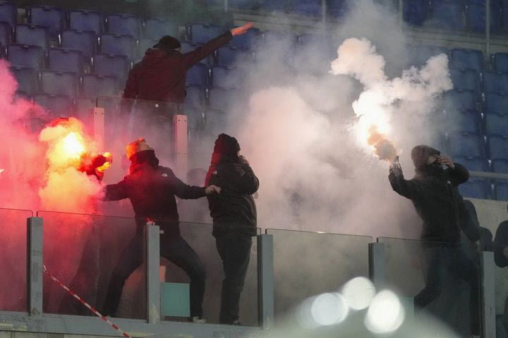 Λάτσιο – Ρόμα: Ένταση στις εξέδρες πριν το ντέρμπι με ανταλλαγή φωτοβολίδων μεταξύ των οπαδών