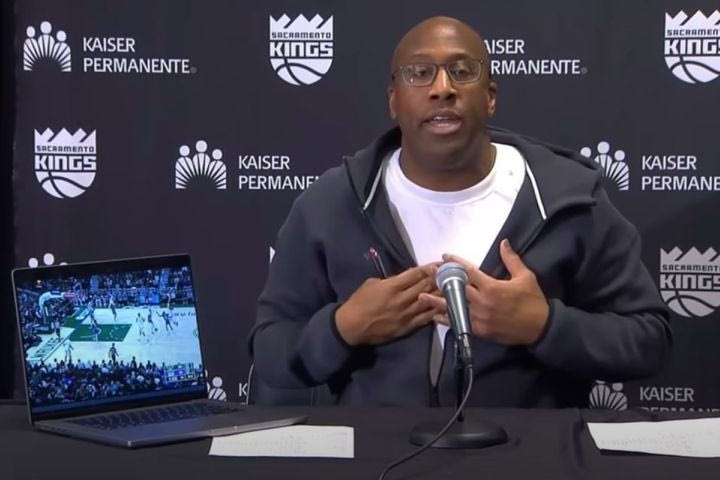 NBA, Κινγκς: Βαρύ πρόστιμο στον Μάικ Μπράουν για όσα έκανε στο παιχνίδι με τους Μπακς