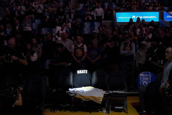 NBA, Μιλόγεβιτς: Συγκλονιστικές στιγμές στην τελετή των Γουόριορς στην μνήμη του Σέρβου ασίσταντ