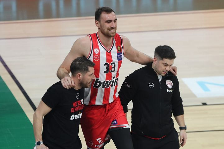 Ο φυσιοθεραπευτής Μανώλης Παπαμανώλης στο SPORT24 για τον Μιλουτίνοβ: “Με χειρουργείο επιστρέφει με ασφάλεια το αργότερο σε δύο μήνες”