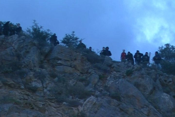 Κηφισιά – Ολυμπιακός: Οπαδοί στον βράχο πίσω από το γήπεδο της Καισαριανής