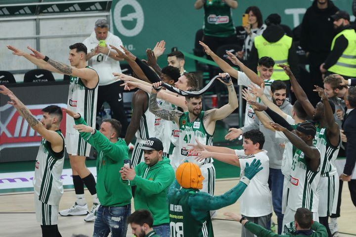Παναθηναϊκός AKTOR: Οι ξέφρενοι πανηγυρισμοί παικτών και κόσμου μετά τη νίκη επί του Ολυμπιακού