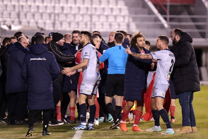 Πανσερραϊκός – Βόλος: Ένταση μετά το πέναλτι του Γκαρσία, τρεις κάρτες από τον διαιτητή