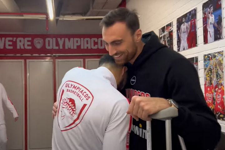 Οι αγκαλιές του Μιλουτίνοβ, η φιλανθρωπική δράση στο Ολυμπιακός – Άλμπα και ο παλμός της εξέδρας