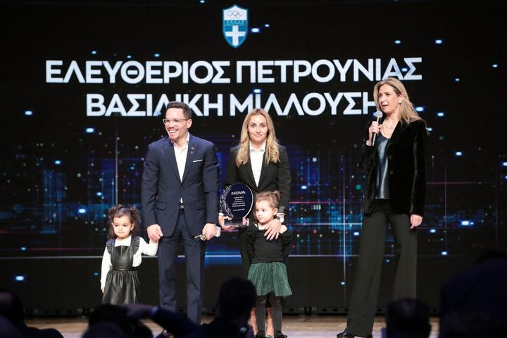 Το Βραβείο Ήθους Nova στην οικογένεια του Λευτέρη Πετρούνια και της Βασιλικής Μιλλούση στην ετήσια εκδήλωση της ΕΟΕ