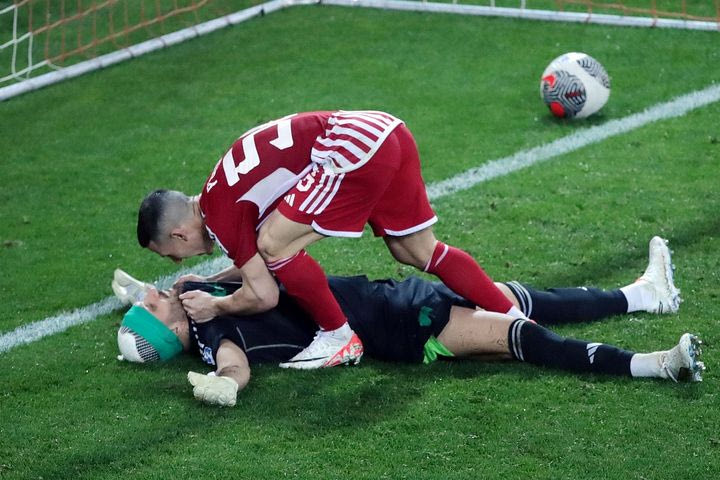 Ολυμπιακός – Παναθηναϊκός: Η εξήγηση για την κίνηση του Ποντένσε προς τον Λοντίγκιν μετά το εύστοχο πέναλτι