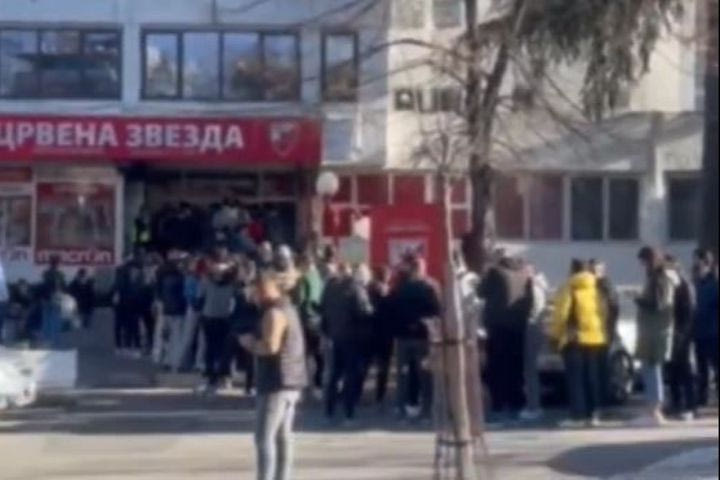 Οι οπαδοί του Ερυθρού Αστέρα ανυπομονούν για το ντέρμπι με την Παρτίζαν: Ουρά 300 μέτρων για τα εισιτήρια του ματς