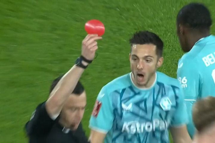 FA Cup: Γιατί ο διαιτητής του Μπρέντφορντ – Γουλβς έβγαλε από το τσεπάκι μια στρογγυλή κάρτα